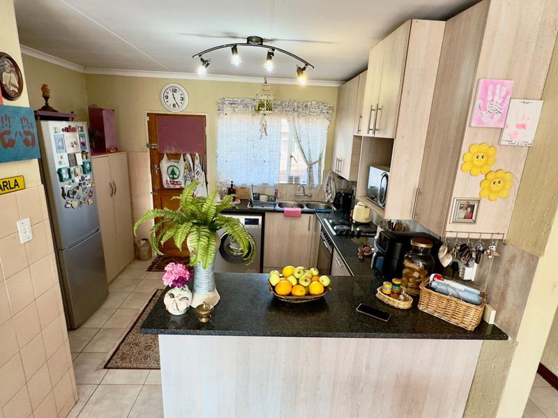 Open Plan Townhouse in Hennopspark Living Ease - Photo 9
