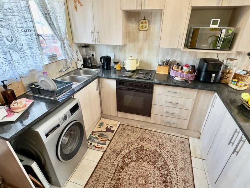 Open Plan Townhouse in Hennopspark Living Ease - Photo 8