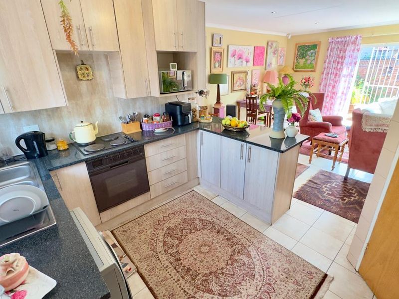 Open Plan Townhouse in Hennopspark Living Ease - Photo 7