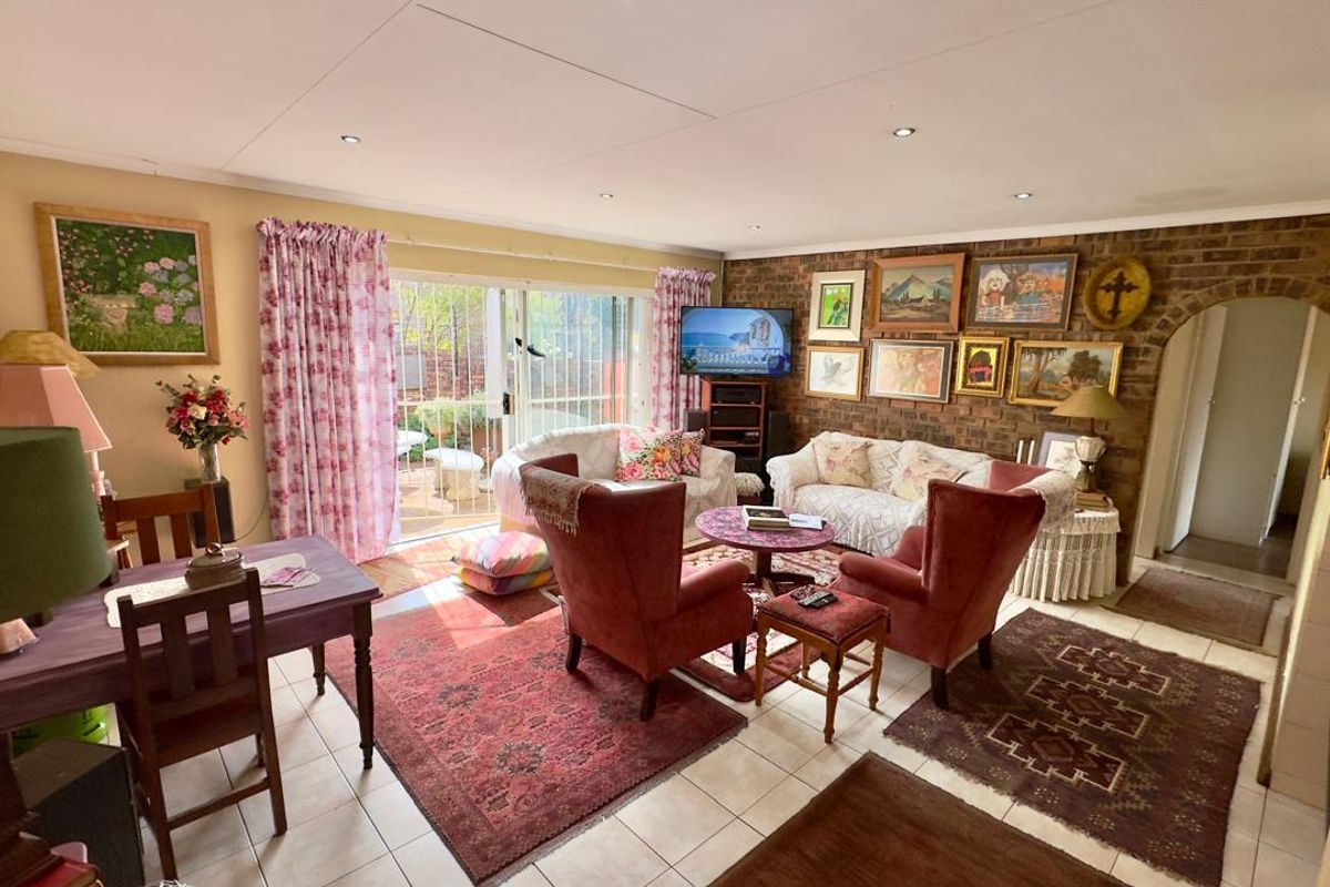 Open Plan Townhouse in Hennopspark Living Ease - Photo 4
