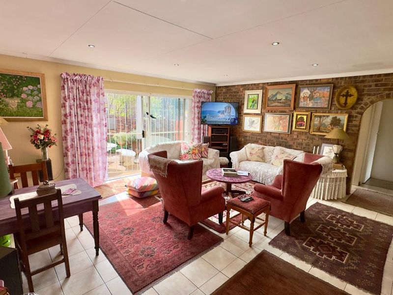 Open Plan Townhouse in Hennopspark Living Ease - Photo 4
