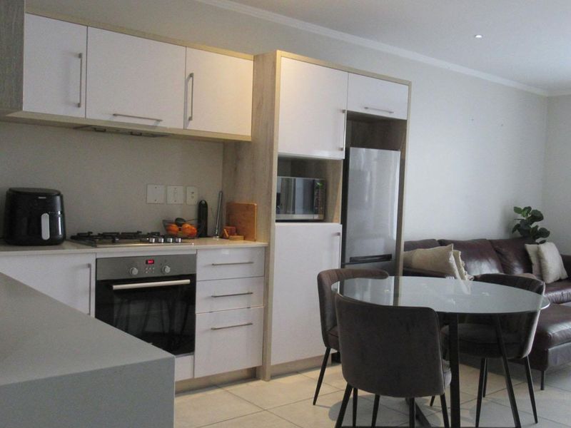 2 Bedroom apartment  For Sale in Bryanston - Photo 2