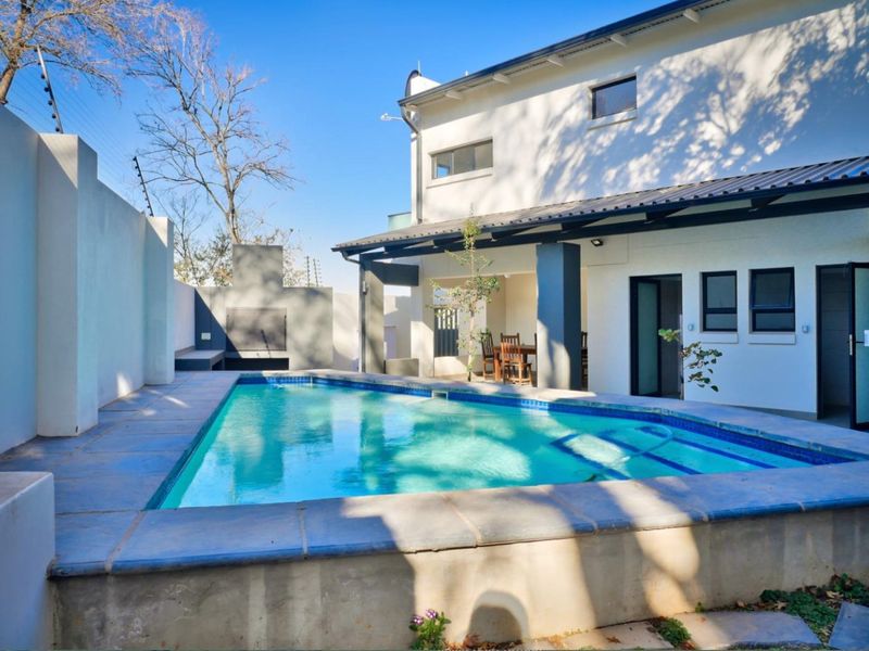 2 Bedroom apartment  For Sale in Bryanston - Photo 1