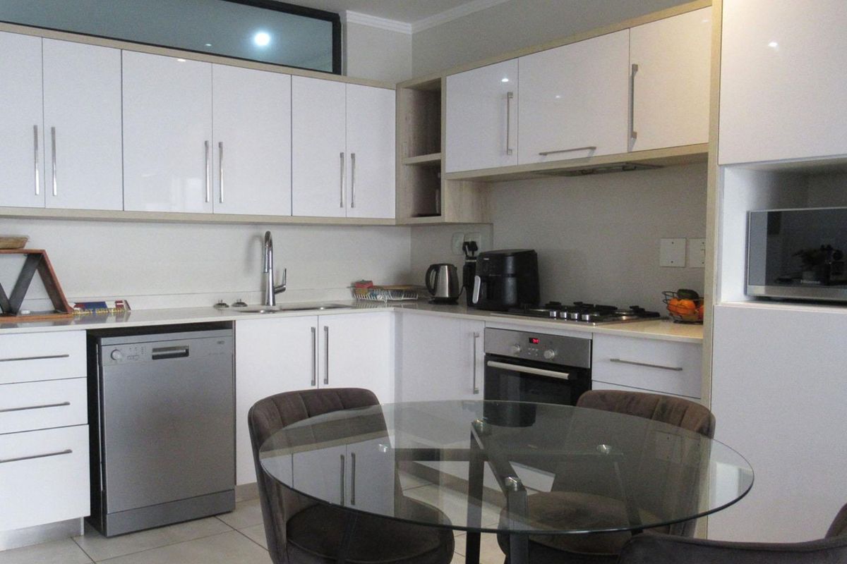 2 Bedroom apartment  For Sale in Bryanston - Photo 3