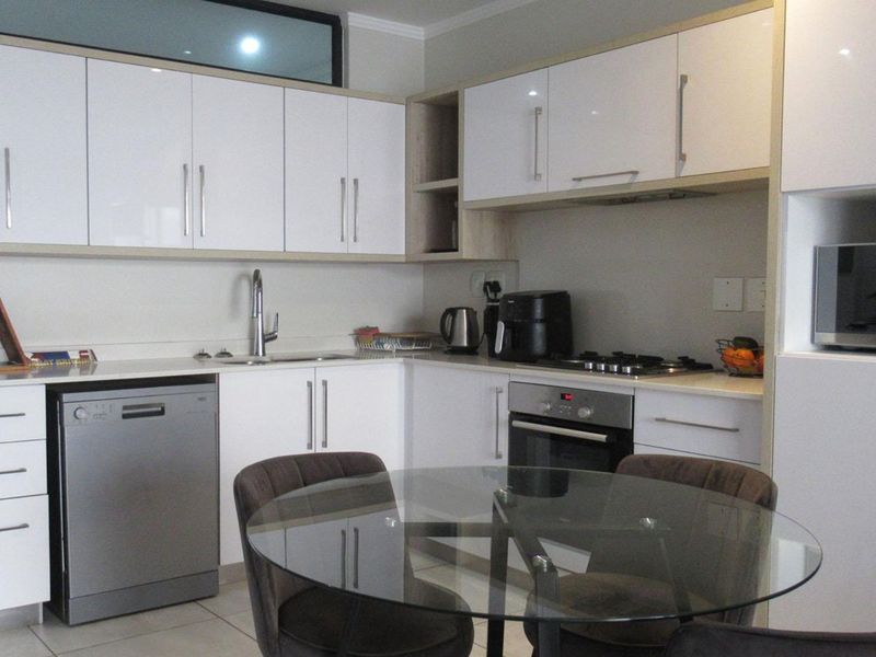 2 Bedroom apartment  For Sale in Bryanston - Photo 3