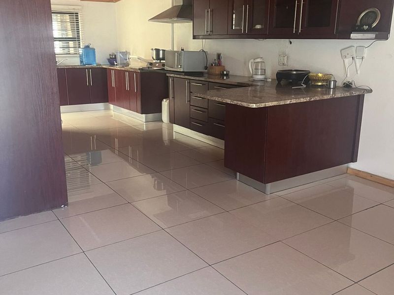 2 Bedroom House for Sale in Westridge  - Photo 8