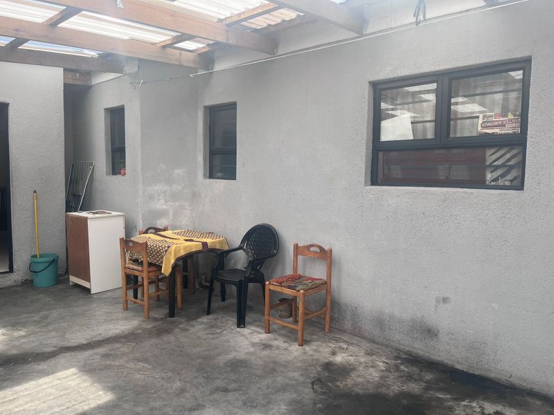 2 Bedroom House for Sale in Westridge  - Photo 2