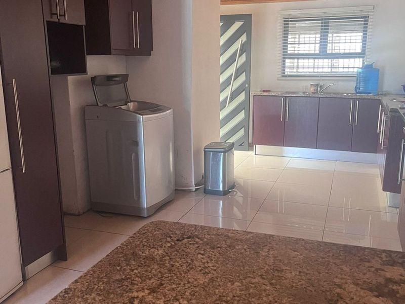 2 Bedroom House for Sale in Westridge  - Photo 6