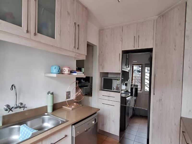 2 Bedroom House for Sale in Bedfordview - Photo 10