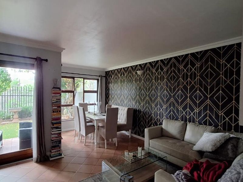 2 Bedroom House for Sale in Bedfordview - Photo 1