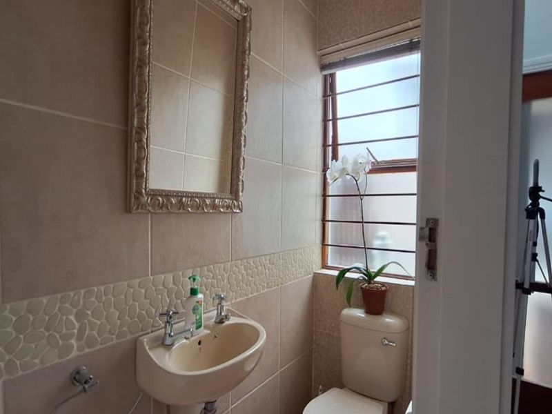2 Bedroom House for Sale in Bedfordview - Photo 9
