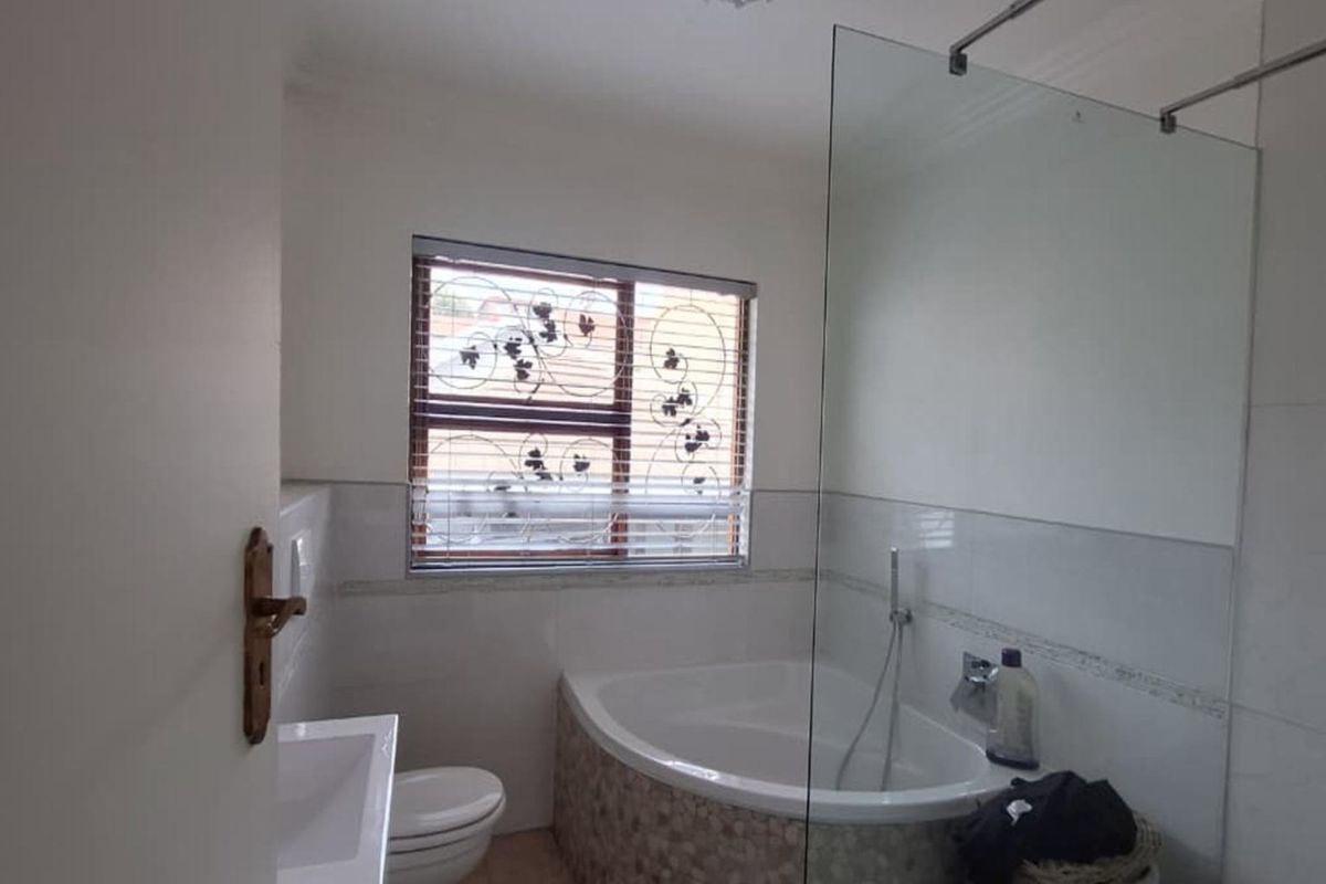 2 Bedroom House for Sale in Bedfordview - Photo 5