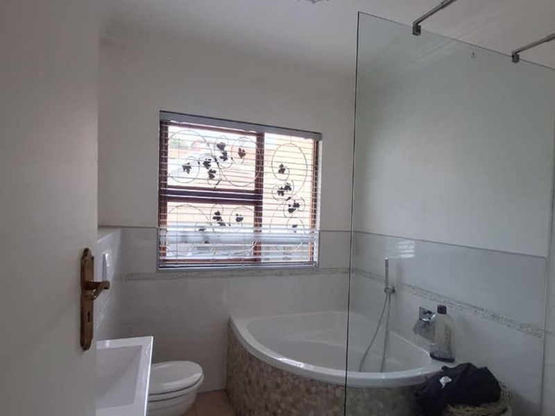 2 Bedroom House for Sale in Bedfordview - Photo 5