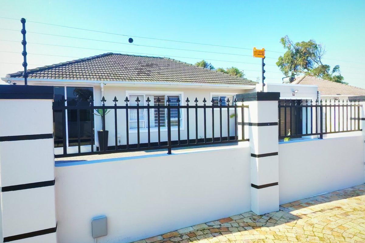 Stylish Family Home with Sparkling Pool, Garage, CCTV, All round Electric Fence & Exceptional Entertainment Back Yard space in Ferness Estate, Ottery - Photo 3