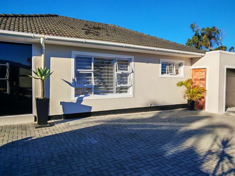 Stylish Family Home with Sparkling Pool, Garage, CCTV, All round Electric Fence & Exceptional Entertainment Back Yard space in Ferness Estate, Ottery - Photo 10