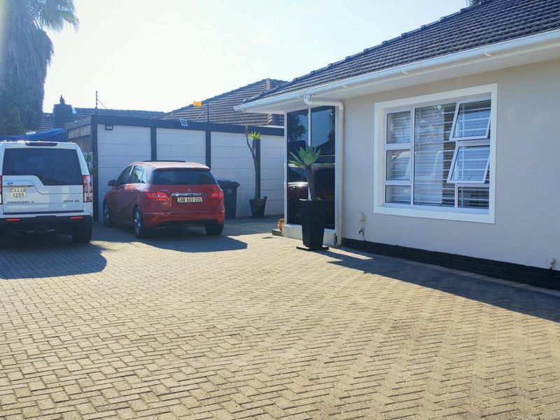 Stylish Family Home with Sparkling Pool, Garage, CCTV, All round Electric Fence & Exceptional Entertainment Back Yard space in Ferness Estate, Ottery - Photo 8