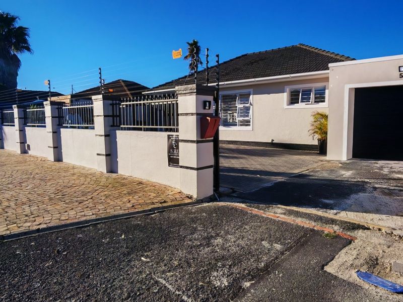 Stylish Family Home with Sparkling Pool, Garage, CCTV, All round Electric Fence & Exceptional Entertainment Back Yard space in Ferness Estate, Ottery - Photo 6