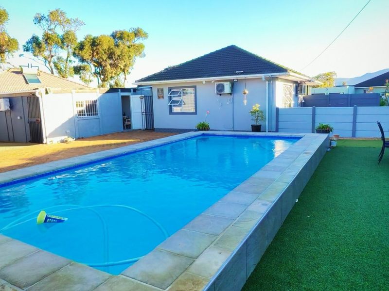 Stylish Family Home with Sparkling Pool, Garage, CCTV, All round Electric Fence & Exceptional Entertainment Back Yard space in Ferness Estate, Ottery - Photo 1