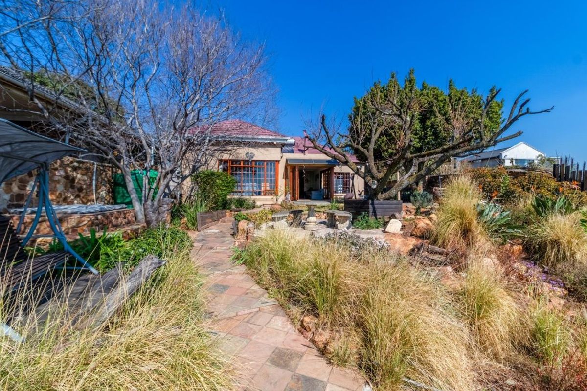 A Hidden Paradise with Spectacular Kensington Views  - Photo 5