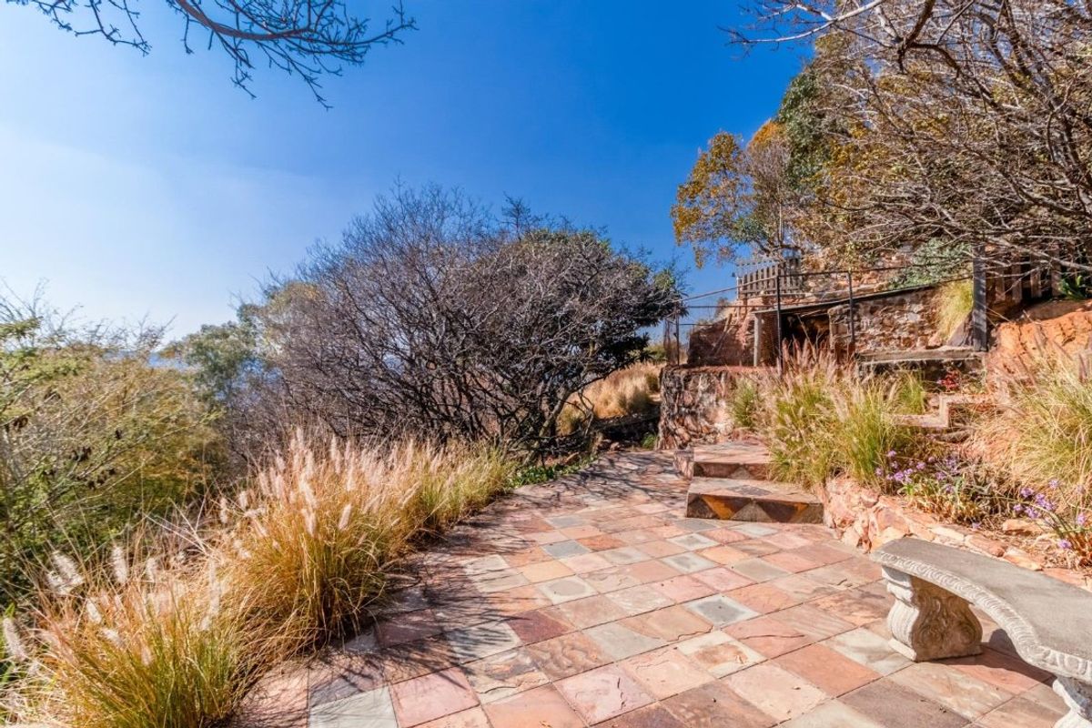 A Hidden Paradise with Spectacular Kensington Views  - Photo 3