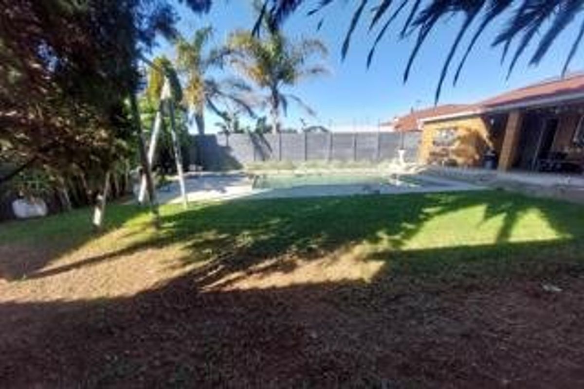 Spacious Family Home with Solar Power, Pool & Exceptional Extras!  - Photo 3