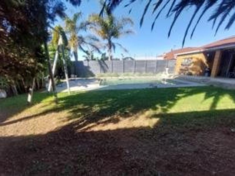 Spacious Family Home with Solar Power, Pool & Exceptional Extras!  - Photo 3