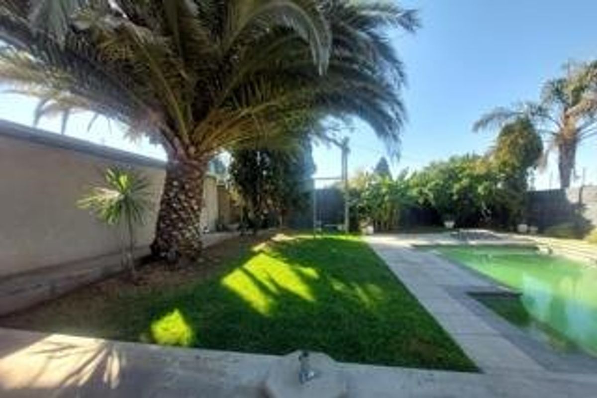 Spacious Family Home with Solar Power, Pool & Exceptional Extras!  - Photo 2