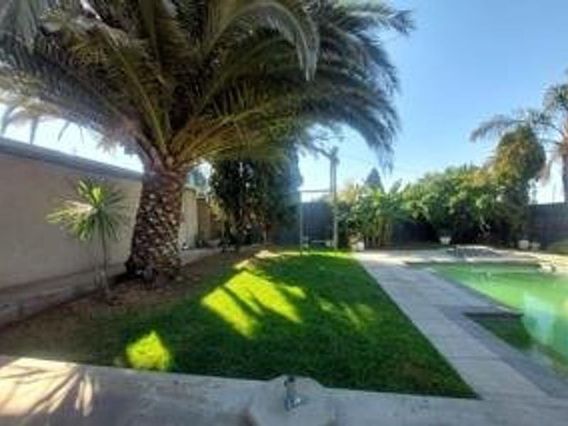 Spacious Family Home with Solar Power, Pool & Exceptional Extras!  - Photo 2