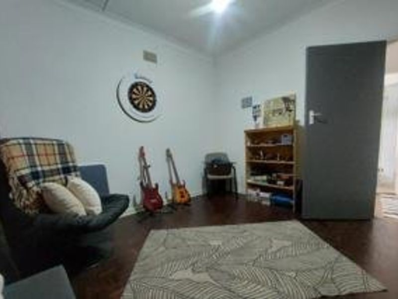 Spacious Family Home with Solar Power, Pool & Exceptional Extras!  - Photo 10