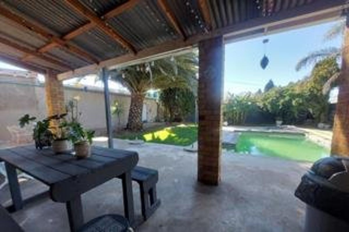 Spacious Family Home with Solar Power, Pool & Exceptional Extras!  - Photo 5