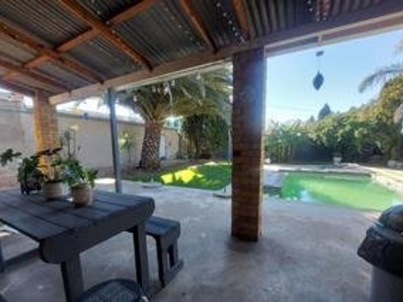 Spacious Family Home with Solar Power, Pool & Exceptional Extras!  - Photo 5