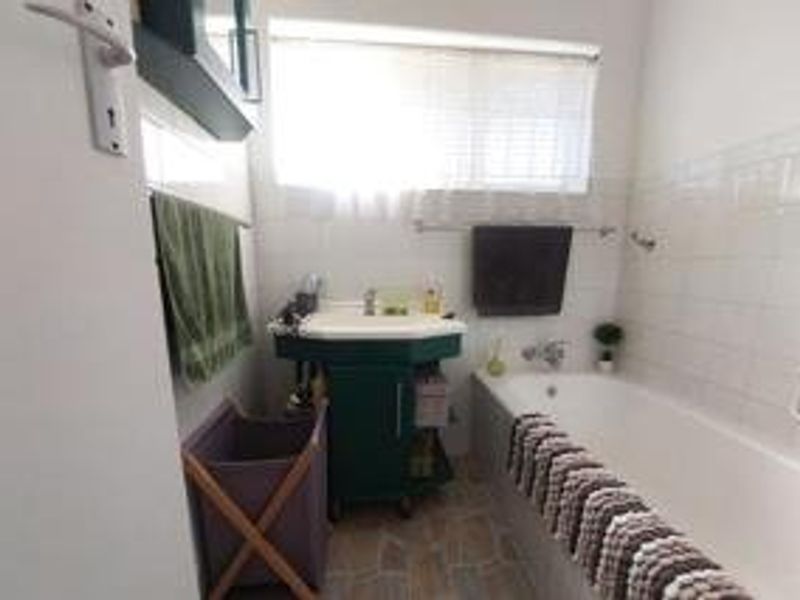 Spacious Family Home with Solar Power, Pool & Exceptional Extras!  - Photo 7