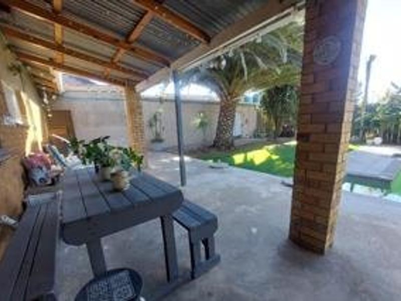 Spacious Family Home with Solar Power, Pool & Exceptional Extras!  - Photo 6