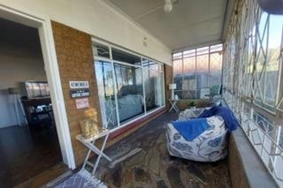 Spacious Family Home with Solar Power, Pool & Exceptional Extras!  - Photo 4
