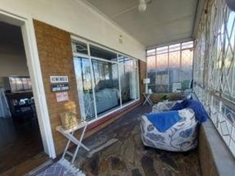 Spacious Family Home with Solar Power, Pool & Exceptional Extras!  - Photo 4