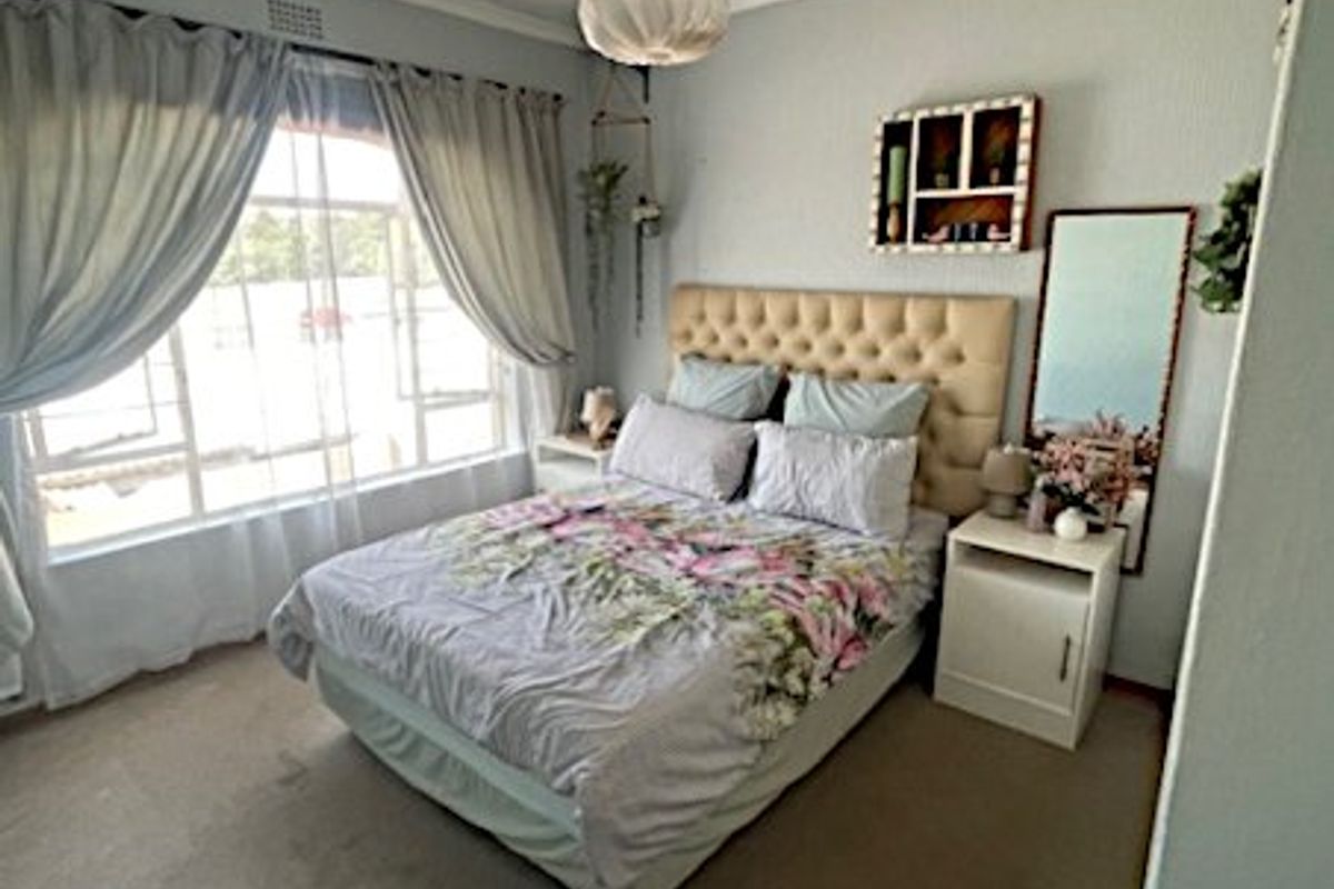 Spacious Duplex Living in a Secure Boomed-Off Area!  - Photo 4