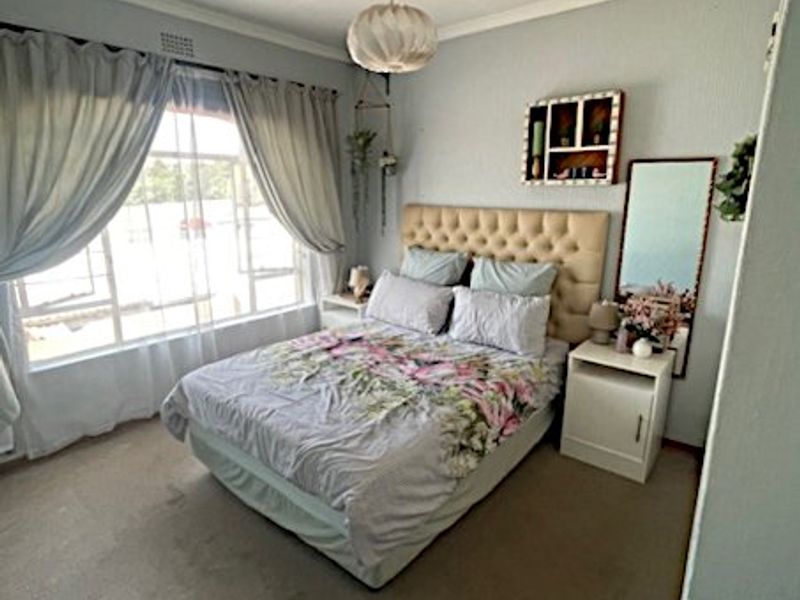 Spacious Duplex Living in a Secure Boomed-Off Area!  - Photo 4