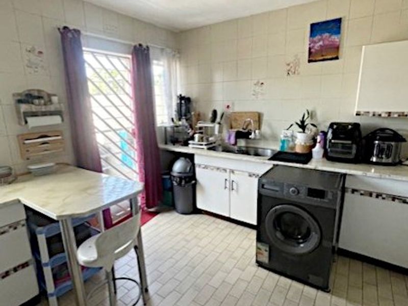 Spacious Duplex Living in a Secure Boomed-Off Area!  - Photo 7