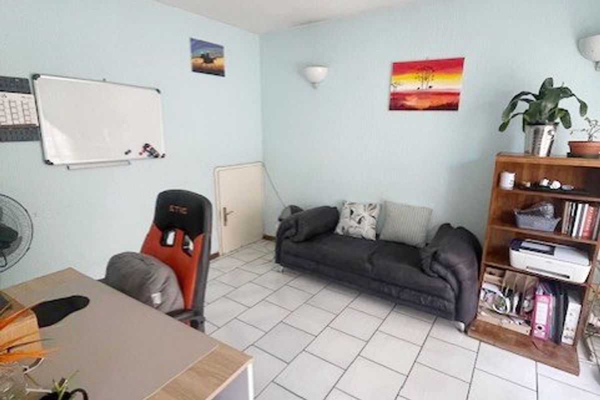 Spacious Duplex Living in a Secure Boomed-Off Area!  - Photo 5