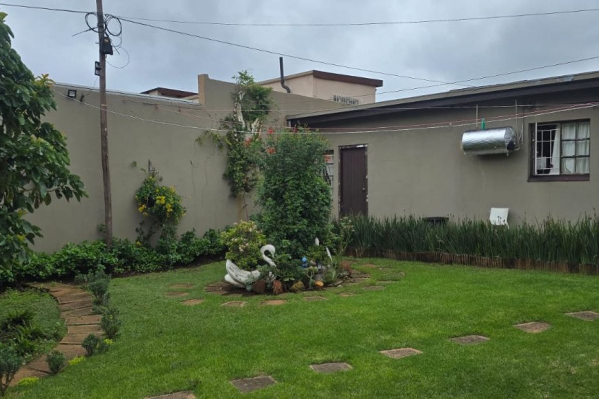 Charming Family Home with Granny Cottage & Modern Upgrades!  - Photo 2