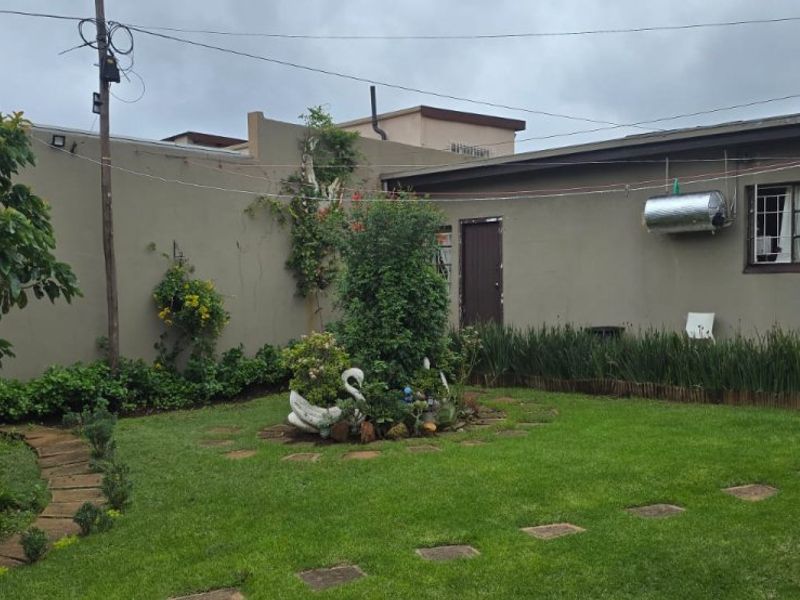 Charming Family Home with Granny Cottage & Modern Upgrades!  - Photo 2