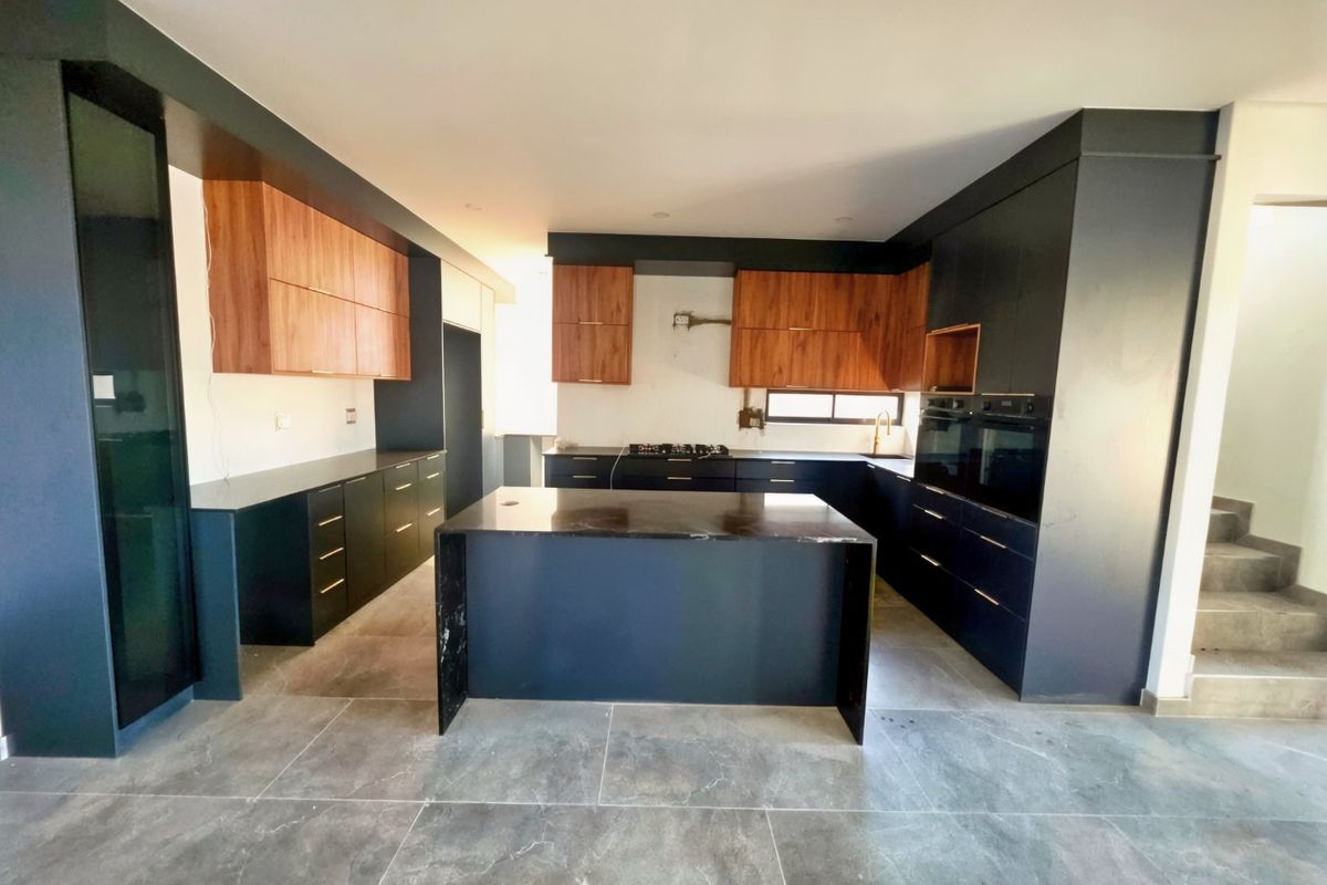 5 Bedroom Luxury Home For Sale in Sandown - Photo 4