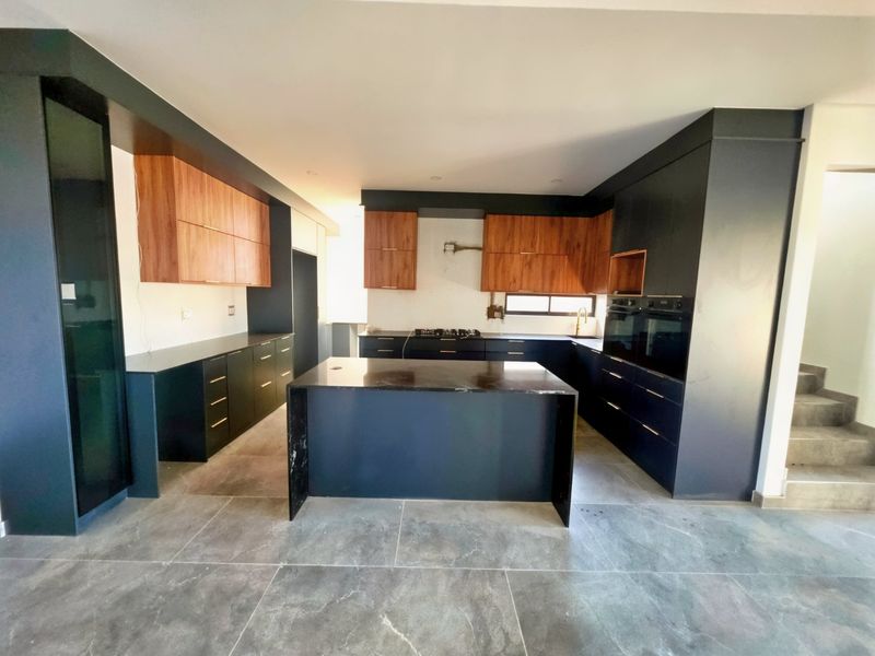 5 Bedroom Luxury Home For Sale in Sandown - Photo 4