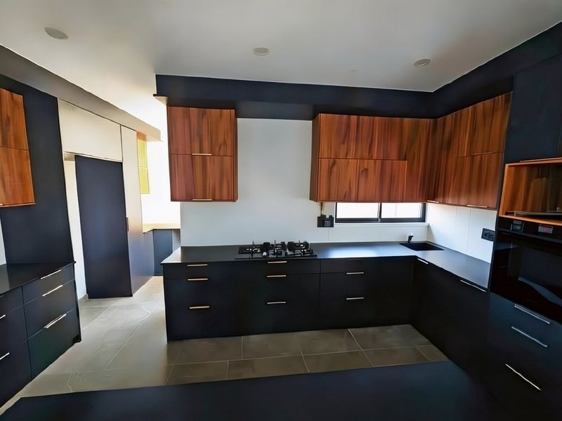 5 Bedroom Luxury Home For Sale in Sandown - Photo 5