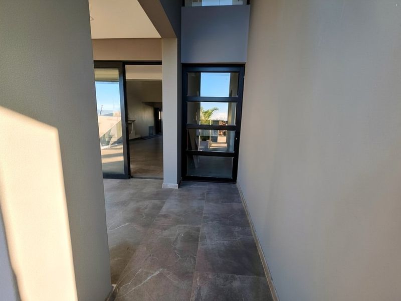 5 Bedroom Luxury Home For Sale in Sandown - Photo 2
