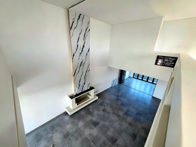 5 Bedroom Luxury Home For Sale in Sandown - Photo 10
