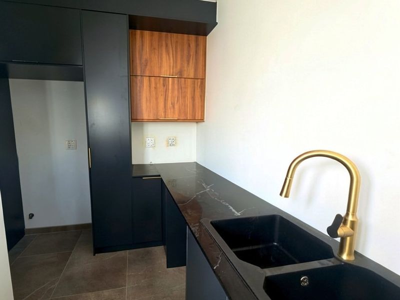 5 Bedroom Luxury Home For Sale in Sandown - Photo 8