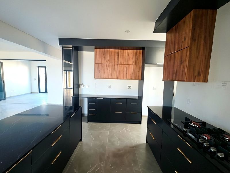 5 Bedroom Luxury Home For Sale in Sandown - Photo 6