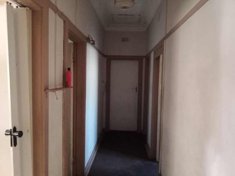 Good Investment, Corner stand in need of some TLC, in a good neighbourhood. - Photo 10