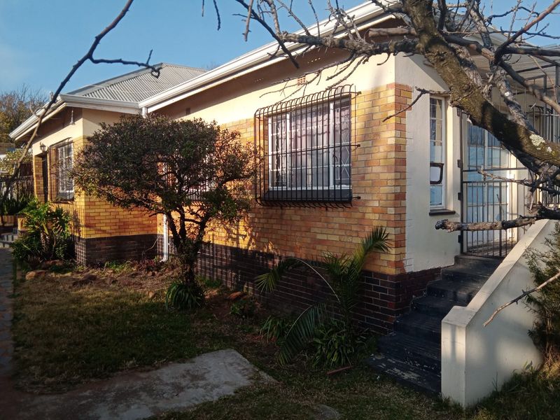 Good Investment, Corner stand in need of some TLC, in a good neighbourhood. - Photo 2